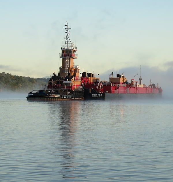 tug-barge-anchored-Hudson-river-Hyde-Park-JLipscomb-0916