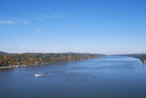 Bird's-eye_view_of_Hudson_River_from_walkway_Commons-publicDomain-2009